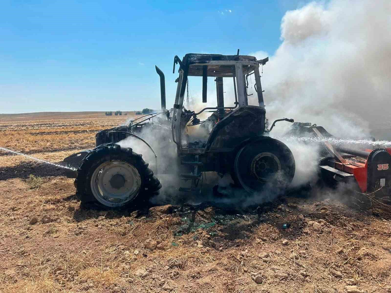 kulu-da-yanan-traktor-kullanilamaz-hale-geldi