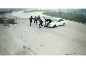 Düzce’de Kontrolden Çıkan Otomobil Öğrencilerin Arasına Daldı