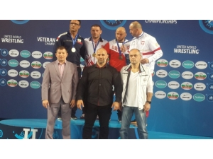 Veteran Güreşçilerden Çifte Dünya Şampiyonluğu