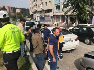Yayaya Yol Vermek İçin Duran Araca Otomobil Arkadan Çarptı:1 Yaralı