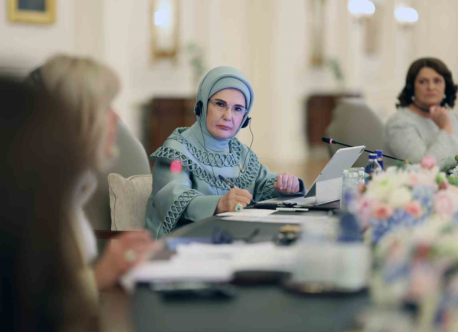 emine-erdogan-in-nato-marjinda-bulusturdugu-lider-esleri-cocuklar-teknoloji-ve-guvenlik-konusunu-ele-aldi