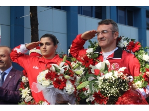 Dünya Şampiyonu Busenaz Sürmeneli Mehteranla Karşılandı