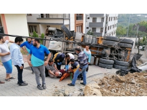 Hafriyat Yüklü Kamyon Devrildi: 1 Yaralı