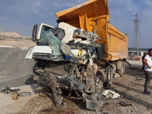 Kamyon Ve Tır Kafa Kafaya Çarpıştı: 1 Ölü, 1 Yaralı