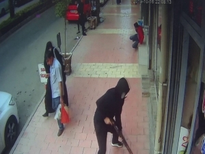 Kaldırımda Silahlı Saldırıya Uğradı, O Anlar Güvenlik Kameralarına Yansıdı
