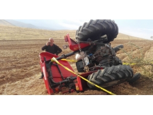 Devrilen Traktörün Altında Kalan Yaşlı Kadın Hayatını Kaybetti