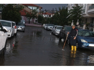 Kula’da Aniden Bastıran Sağanak Yağış Sele Neden Oldu