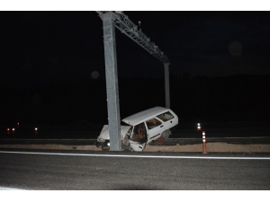 Otomobil Direğe Çarptı: 2 Yaralı