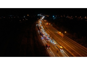 Tem’de Dorsesi Yanan İp Yüklü Tır Otoyolu Trafiğe Kapattı