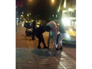 Taksim’de Yabancı Uyruklu İki Kadının Saç Saça Baş Başa Kavgası Kamerada