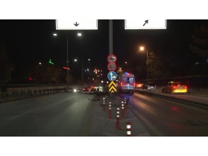 Başkent’te Otomobil Yön Levhasına Çarptı: 2 Ağır Yaralı