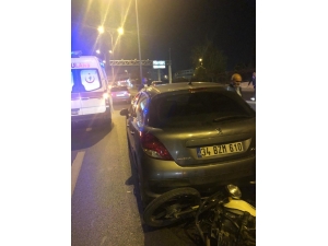 Küçükçekmece’de Çekici Bekleyen Otomobile Motosiklet Çarptı
