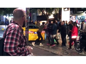 Taksiciden Aracına Tekme Atan Şahsa Uçan Tekme
