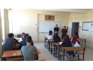 Hisarcık’ta Üniversiteye Hazırlanan Gençlere Kurs Desteği
