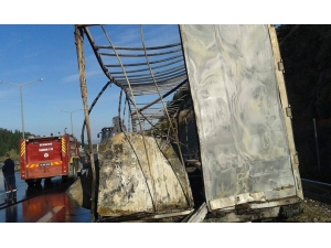 Tem’de Tekstil Malzemesi Yüklü Tır Alev Alev Yandı