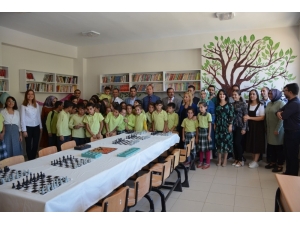 Hastane Çalışanlarından Öğrencilere Kütüphane