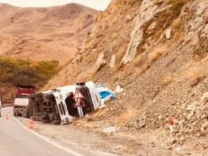 İnşaat Malzemesi Yüklü Tır Devrildi