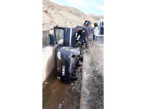 Bayburt’ta Araç Su Kanalına Uçtu: 1 Yaralı