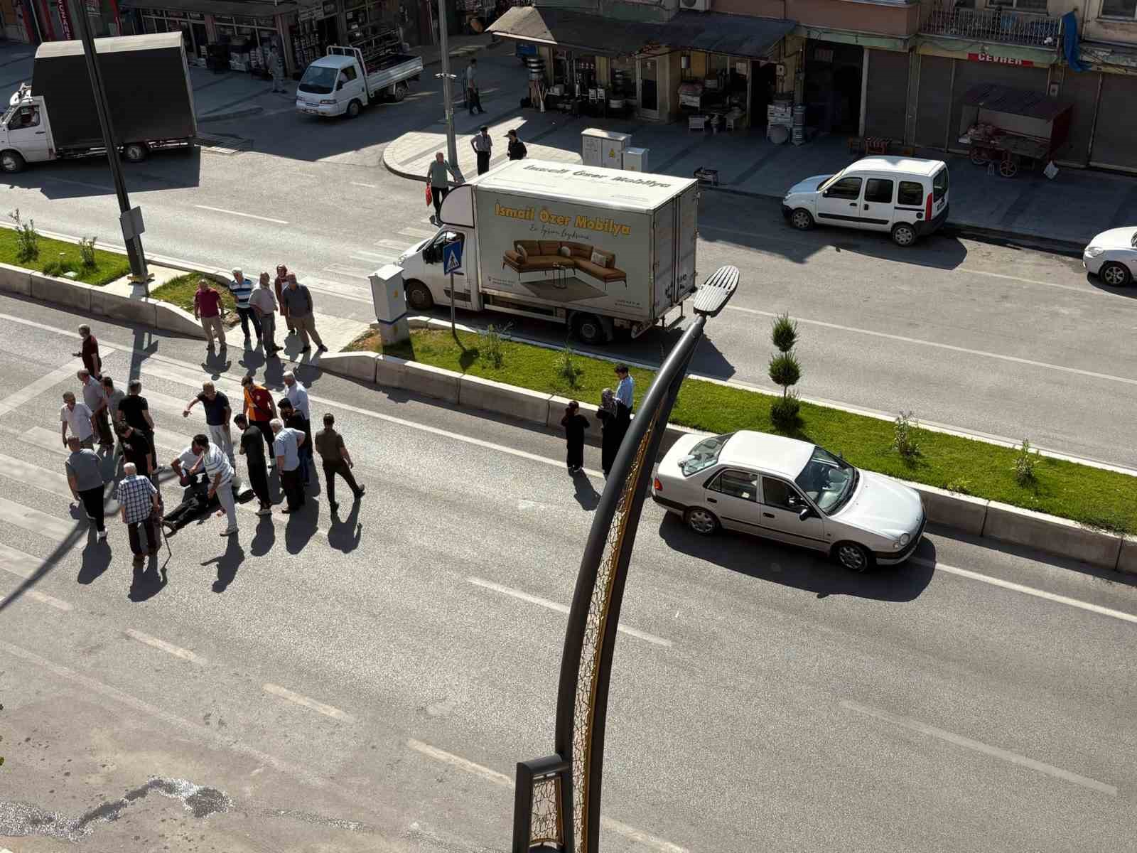 yaya-gecidinde-otomobilin-carptigi-yasli-adam-yaralandi
