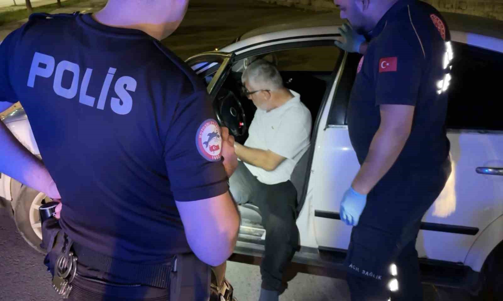 yol-ortasinda-arac-icinde-sizip-kaldi-ekipleri-alarma-gecirdi