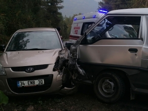 Minibüs İle Otomobil Çarpıştı : 1 Yaralı