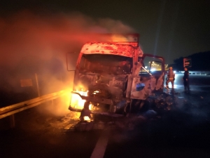 Kuzey Marmara Otoyolunda Yüklü Araç Alev Alev Yandı