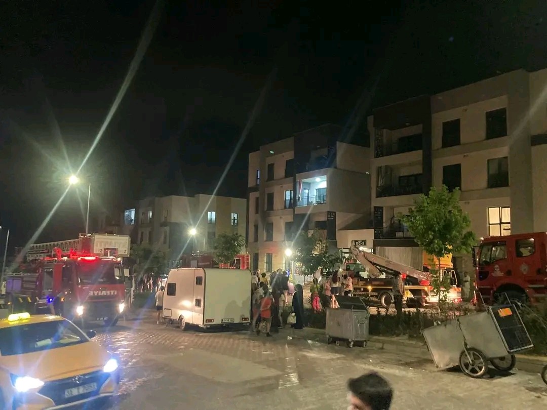alevlerin-yukseldigi-apartman-dairesinde-dumandan-etkilenen-3-kisiyi-itfaiye-kurtardi