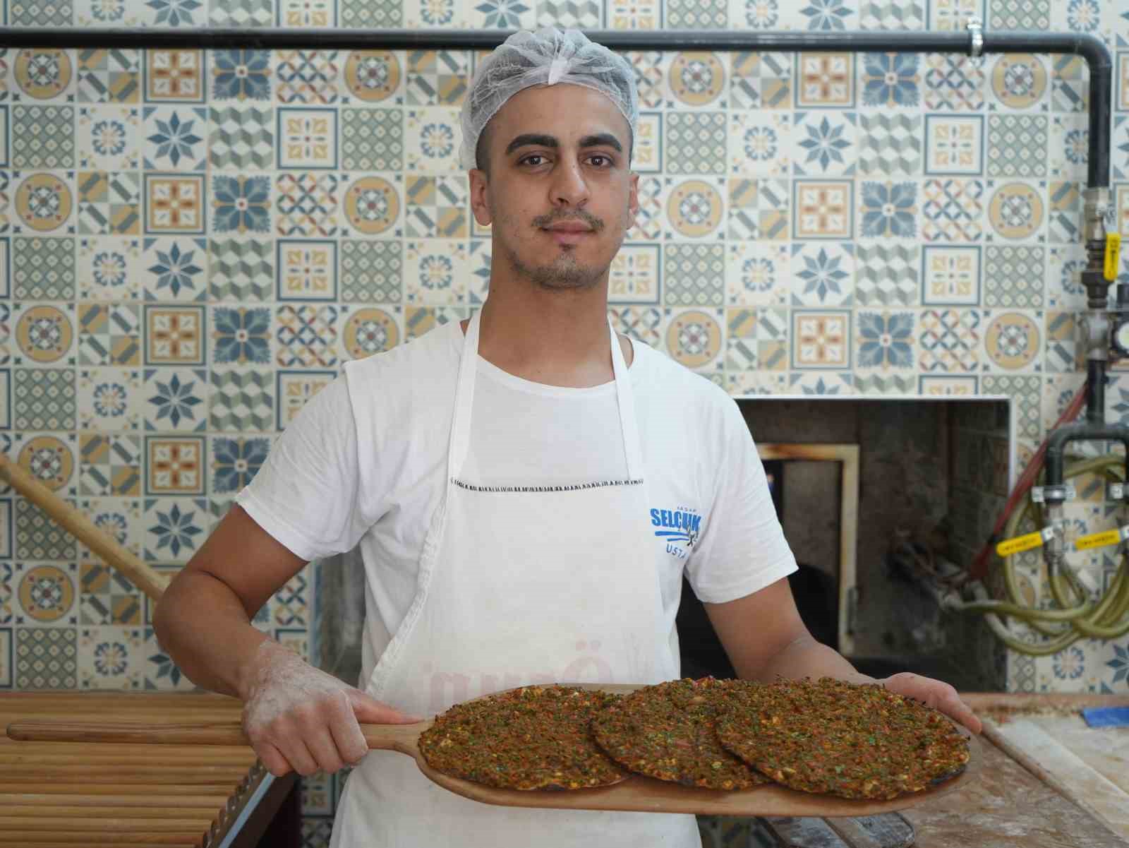 kavurucu-sicaklarda-ocak-basinda-800-lahmacun-pisiriyor