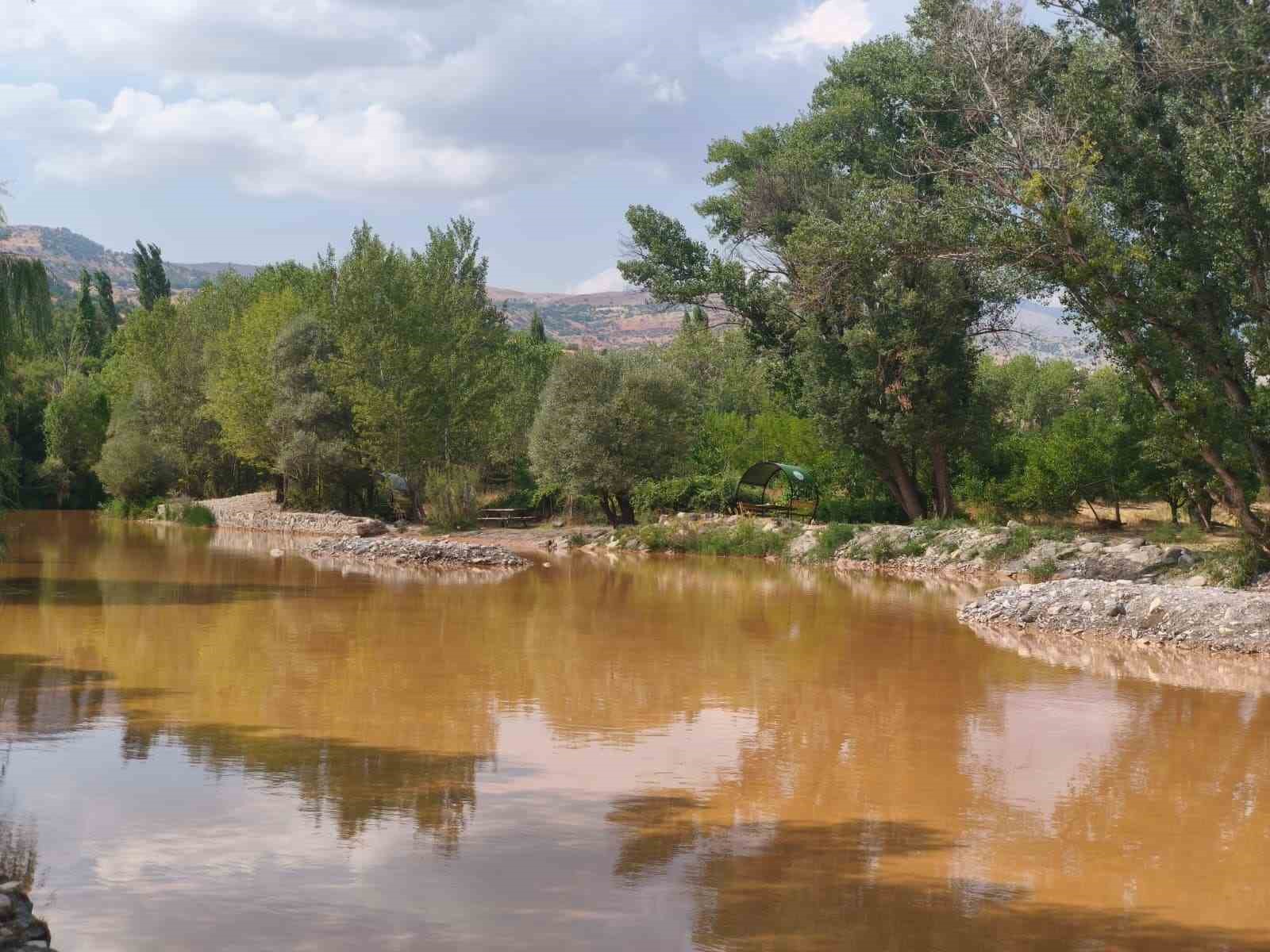 tagar-cayi-nda-camur-akti-vatandaslarin-yuzme-keyfi-yarim-kaldi