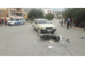 Otomobil İle Çarpışan Motosikletin Sürücüsü Yaralandı