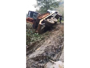 Kamyon Üzerindeki İş Makinesi İle Uçuruma Böyle Yuvarlandı