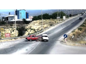 Erzincan’da İki Otomobilin Çarpışma Anı Kamerada