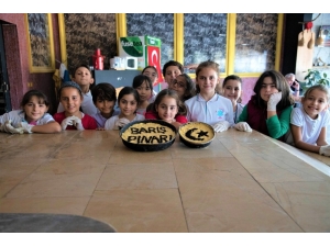 Çocuklar Yaptıkları Ekmeklerle Mehmetçiğe Selam Gönderdi