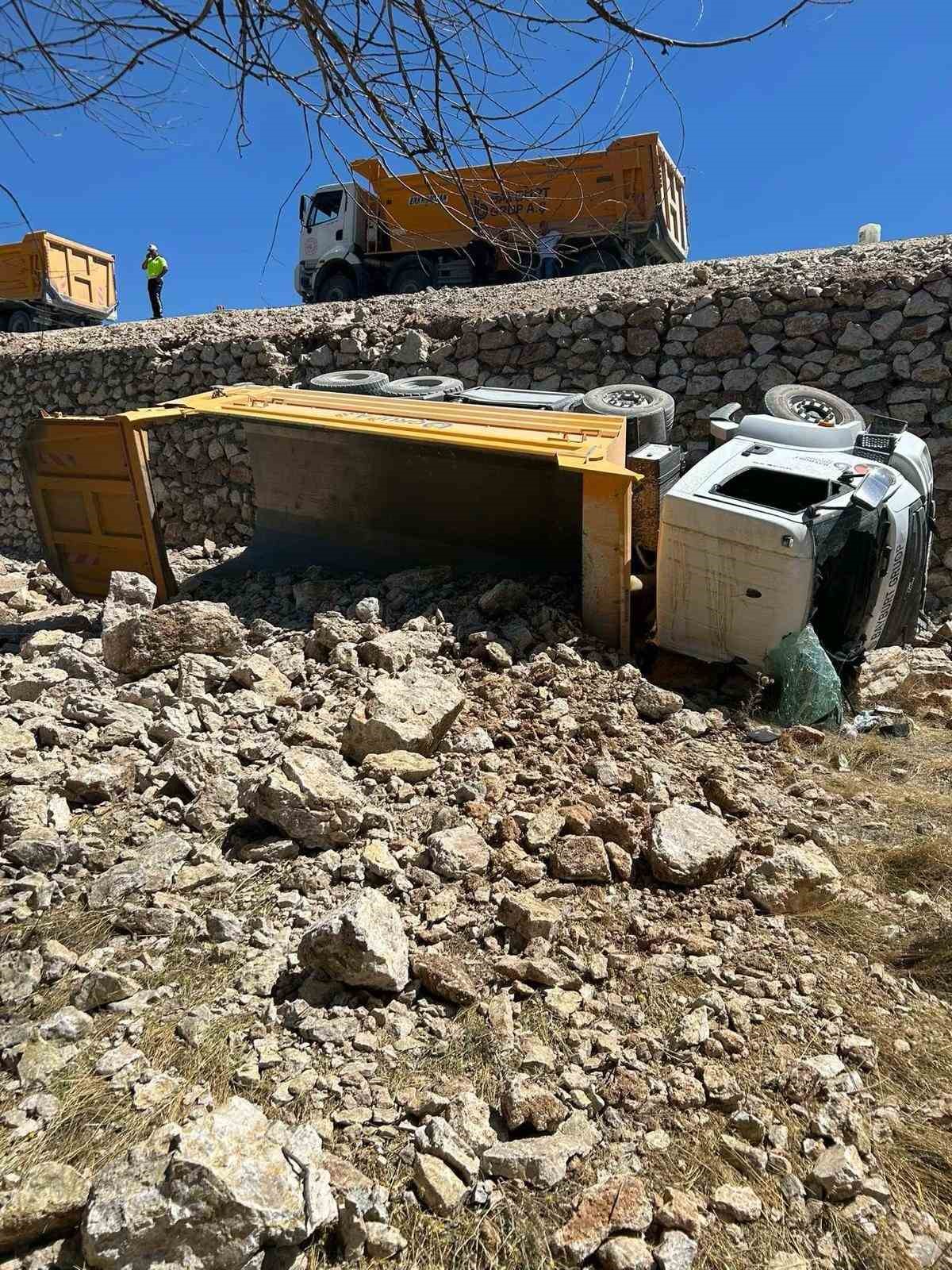 yol-yapimi-calismasinda-trafik-kazasi-1-olu