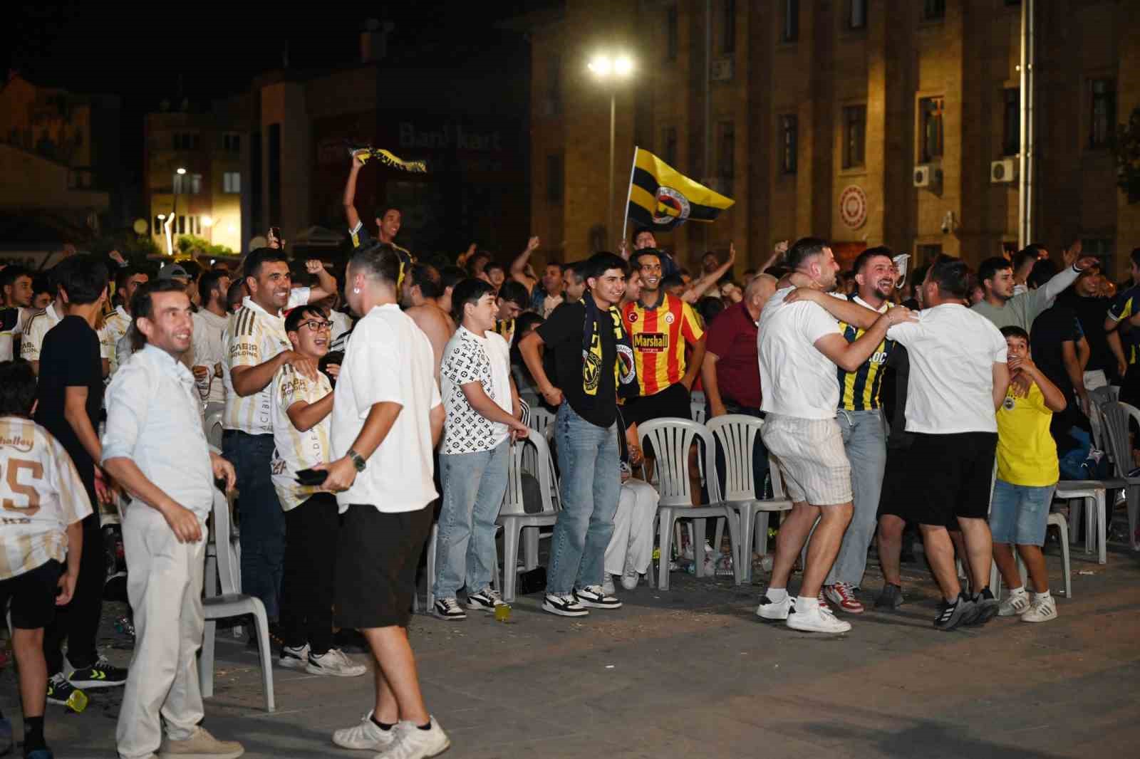 isparta-da-fenerbahce-nin-sampiyonlar-ligi-sevinci-meydana-sigmadi