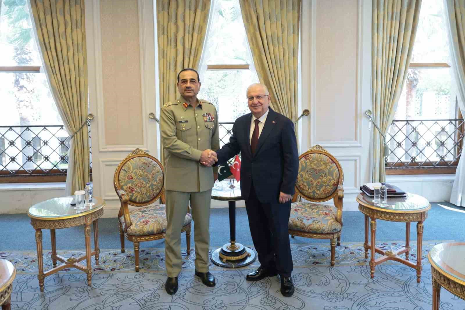 milli-savunma-bakani-yasar-guler-pakistan-kara-kuvvetleri-ve-savunma-kuvvetleri-komutani-maresal-syed-asim-munir-ile-gorustu
