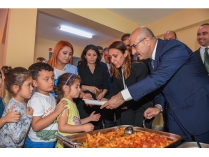 Vali Demirtaş, Minik Öğrencilere Yemek İkram Etti