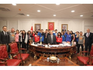 Kick Boksçular Kupa Sevincini Başkan Demirtaş’la Paylaştılar