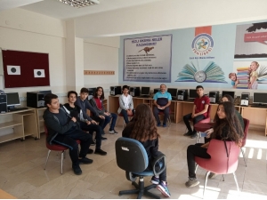 Her Gün Bir Ders Saatinde Kitap Okuyorlar