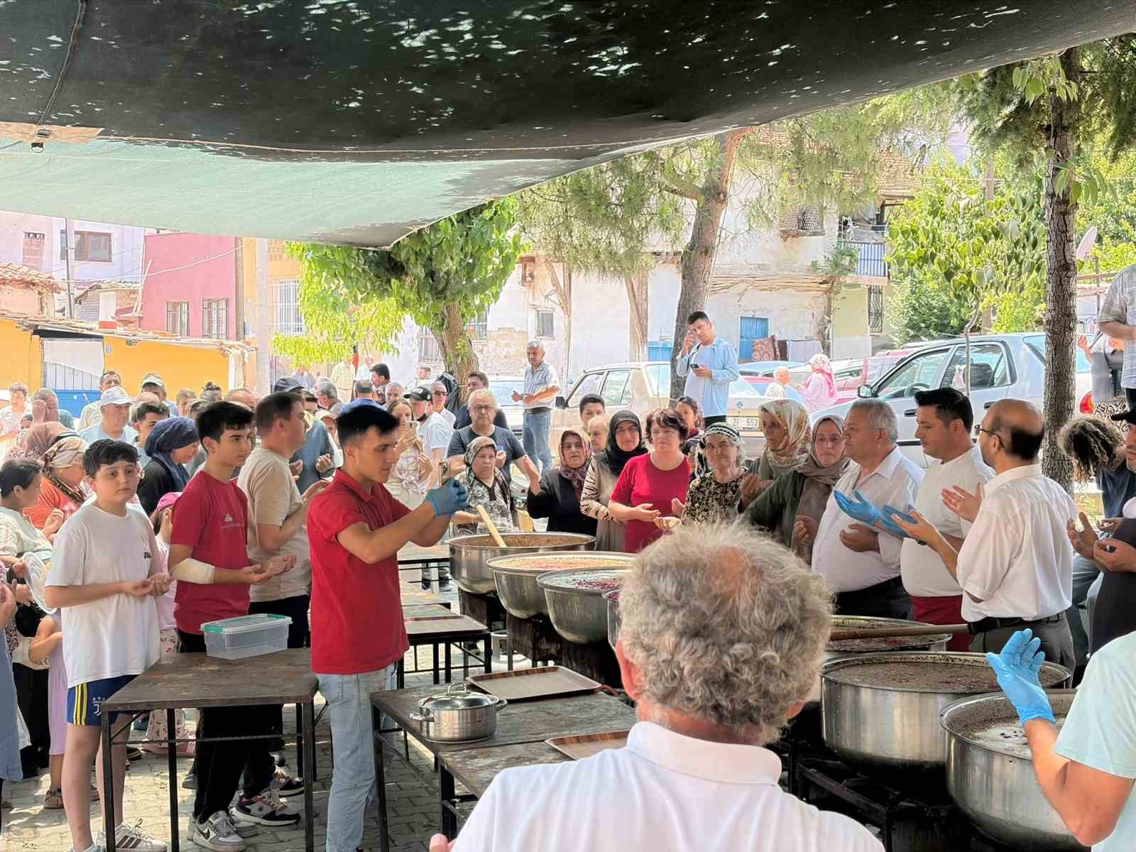 guroluk-mahallesi-nde-34-yillik-asure-gelenegi-yasatiliyor