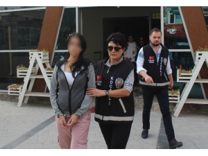 Masaj Derneğinde Fuhuş Yaptıran Gelin Ve Görümcesi Yakalandı