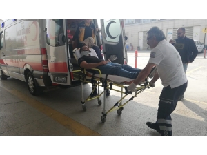 Otomobille Kafa Kafaya Çarpışan Motosikletli Yaralandı