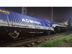 İzmir’de Mermer Taşıyan Yük Treni Devrildi