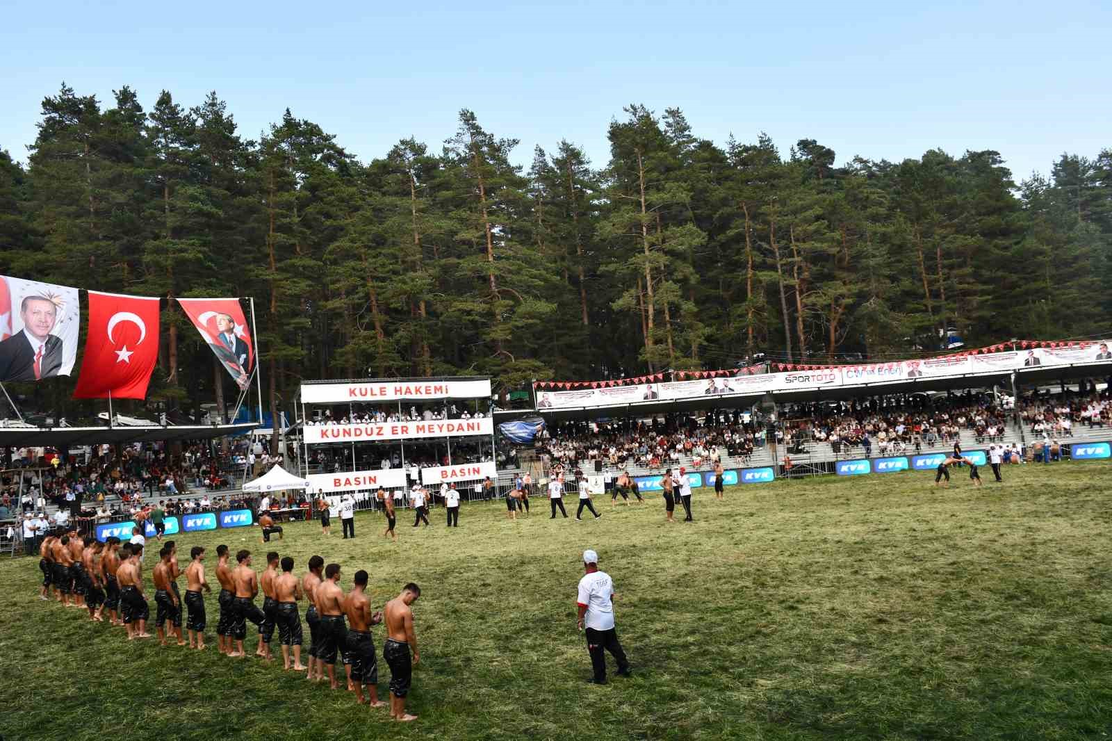 vezirkopru-de-geleneksel-kunduz-yagli-guresleri-gerceklestirildi