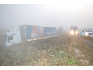 Yoğun Siste Yoldan Çıkan Tır Tarlaya Girdi