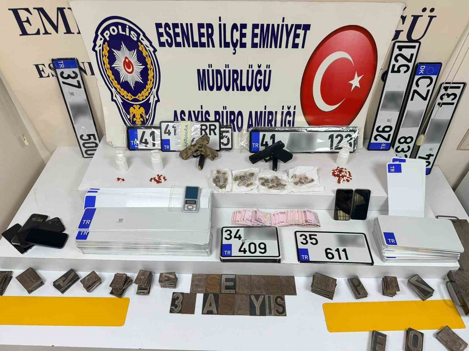 istanbul-da-sahte-plaka-basimi-yapilan-adrese-operasyon-yapildi-4-gozalti