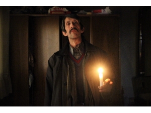 5 Kişilik Aile Mum Işığında Yaşıyor