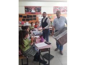 Öğretmen Ve Velilerden Öğrencilere Simit Ve Ayran İkramı