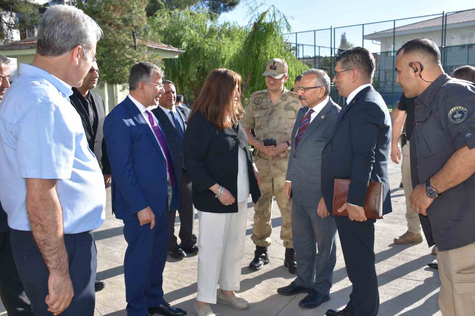 tbmm-komisyonu-saldirinin-yasandigi-okulu-ziyaret-ederek-yetkililerden-bilgi-aldi