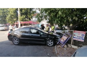 Kontrolsüz Kavşakta 3 Araçlı Zincirleme Kaza: 1 Yaralı